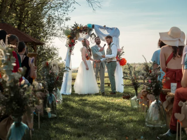 Vous vous demandez sûrement : mais que fait le photographe après le mariage, pourquoi les photos ne sont pas livrées directement le dimanche après le mariage ?

Le post traitement de vos photos est une étape cruciale. Après un tri minutieux pour ne garder que le meilleur, je vais travailler sur chacune de vos photos pour les sublimer sans dénaturer l’ambiance présente le jour J.

C’est une des raisons pour laquelle un photographe ne livre jamais ses fichiers bruts aussi appelés RAW. Ces fichiers ne sont qu’une ébauche de votre reportage photos.

Voici un #AvantApres d’un traitement d’une photo prise lors d’une magnifique cérémonie laïque qui s’est déroulée en 2024 à @lafermedutremblay

Photos par @distributeurdesouvenirs
___________________________________
Informations et réservations :
https://s.mtrbio.com/myjhprwqih
Mon portfolio (lien en bio) :
https://s.mtrbio.com/teupldwhlw
___________________________________
#MomentsInoubliables
#photographemariage
#photographedemariagechalonsursaone
#photographedemariagedijon
#photographedemariagebeaune
#photographedemariagemacon
#photographedemariagebourgogne
#mariageenbourgogne
#mariagebourgogne
#mariage
#mariage2025
#mariage2026
