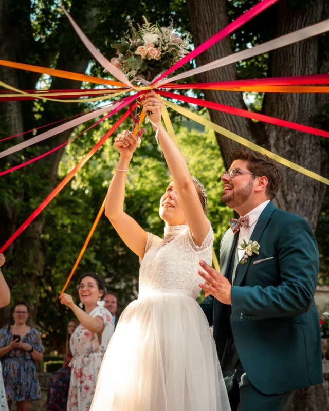 🌸✨ Vive le Lancer de Bouquet! ✨🌸

Le lancer de bouquet est une tradition magique, symbolisant l'amour et la chance lors des mariages. 🌺💐

Pour le rendre plus inclusif et amusant, essayez le jeu des rubans: chaque invité tient un ruban attaché au bouquet, et le suspense grandit jusqu'à ce qu'un seul reste! 🌈✂️

Pourquoi ne pas rendre ces jeux mixtes? 🎊🌟 Peu importe le genre ou le statut, tout le monde peut participer à cette célébration de l'amour et de l'amitié.
#LancerDeBouquet #JeuDesRubans

Photos par @distributeurdesouvenirs
___________________________________
Informations et réservations :
www.distributeurdesouvenirs.fr
___________________________________
#photographemariage
#photographedemariagechalonsursaone
#photographedemariagedijon
#photographedemariagebeaune
#photographedemariagemacon
#photographedemariagebourgogne
#mariageenbourgogne
#mariage2025
#mariage2026