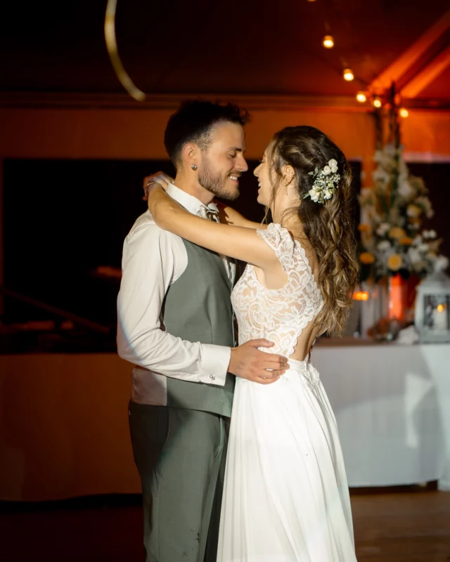 Bonjour tout le monde !

On s’envole direction le @chateaudebrognon pour un mariage sublime. Une magnifique cérémonie en pleine forêt avec une vue magnifique juste avant la pluie. 
Une super ambiance festive dès le cocktail au son du DJ parce que l’on peu danser à n’importe quel moment. 

N’oubliez pas, c’est votre mariage donc votre rythme et vos envies, ne vous inquiétez pas, vos proches s’adapteront 😃

Photos par @distributeurdesouvenirs
___________________________________
Informations et réservations :
www.distributeurdesouvenirs.fr
___________________________________
#photographemariage
#photographedemariagechalonsursaone
#photographedemariagedijon
#photographedemariagebeaune
#photographedemariagemacon
#photographedemariagebourgogne
#mariageenbourgogne
#mariage2025
#mariage2026