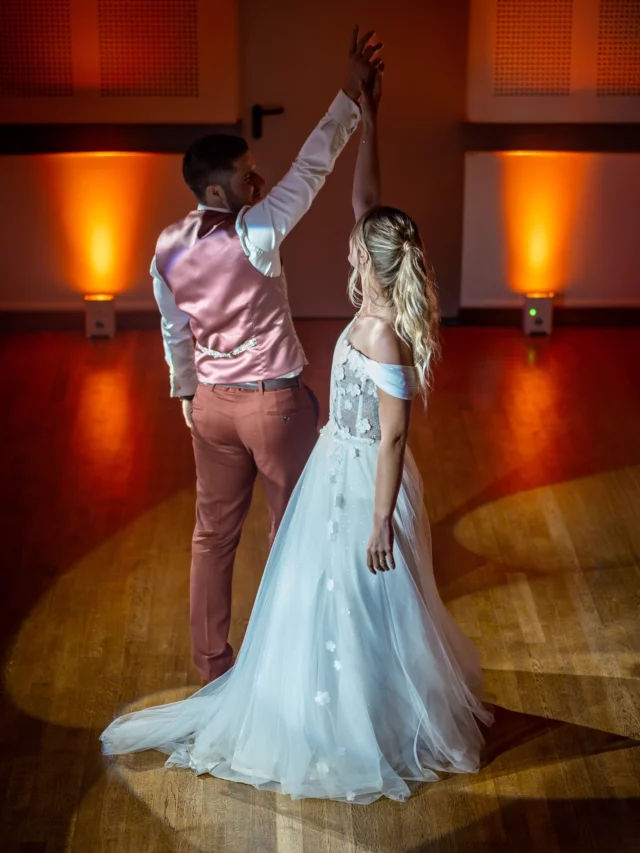 Direction le @domainedestroislacs pour le mariage de Pierre et Coraline. Une superbe ambiance tout au long de de la journée avec un cache cache géant avec la pluie. Le plus long arc en ciel de ma vie, il a duré quasiment tout le cocktail !
Il s’agit de mes premières photos de mariage avec mes nouveaux boîtiers @sony et quel régal de voir la qualité de prise de vue faire un vrai bon. Hâte de vous monter les prochains mariages. 
Je vous laisse profiter de ce quelques images, je repars me préparer pour le mariage de demain. 

La saison 2025 est incroyable 🥰 si vous cherchez votre photographe pour 2026/2027, c’est plus que jamais le moment 😁